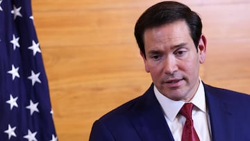 El secretario de Estado de los Estados Unidos, Marco Rubio, habla con los periodistas en la sala de embarque antes de regresar a Washington tras reunirse con los líderes de la Comunidad del Caribe (CARICOM), el 25 de febrero de 2026.