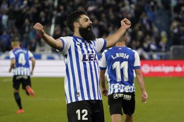 Mendizorroza baila al son de la trompeta de Villalibre. A su nueva afición ya se la ha metido en el bolsillo con sus dos goles en su estreno en apenas 20 minutos sobre el verde. Hay delantero y con carisma.
