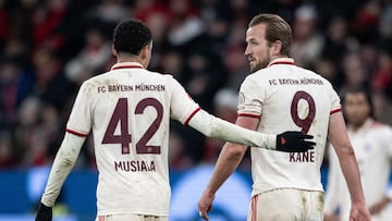 Jamal Musiala y Harry Kane charlan durante un partido del Bundelisga del Bayern de Múnich.
