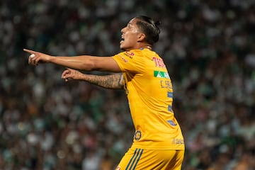 El defensor de Tigres siempre ha dado de qué hablar y para el juego contra Santos salió con un look al estilo de Cristiano Ronaldo.