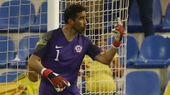 La doble marca continental que logró Claudio Bravo ante Perú