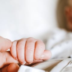 Un bebé necesita 13 puntos de sutura tras recibir un corte durante el parto