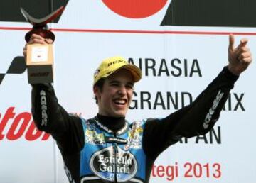 Álex Márquez en el podio celebrando su victoria en la carrera de Moto3 del Gran Premio de Japón en el circuito de Motegi