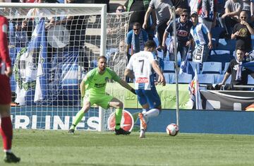 Espanyol 2-0 Atlético de Madrid | Melendo aguantó la pelota esperando el desmarque de su compañero, una vez que vio el espacio le puso el balón y Borja Iglesias terminó con un regate al portero en el área antes de materializar la ocasión.