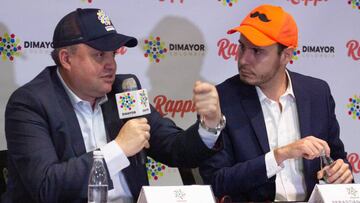 El director comercial de Rappi, Sebastian Ruales y Jorge Enrique Vélez anuncian alianza en rueda de prensa