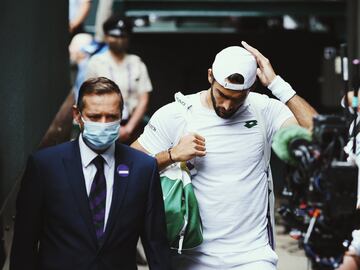 Matteo Berrettini entrando en la pista para disputar la final de Wimbledon frente a Djokovic. 