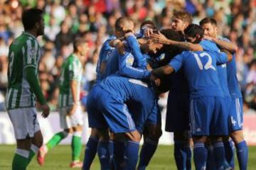 Cristiano Ronaldo celebrando con sus compañeros el prime gol para el conjunto blanco, durante el partido de la vigésima jornada de Liga de Primera División disputado en el estadio Benito Villamarín de Sevilla.