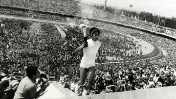 La atleta mexicana, Enriqueta Basilio fue la primera mujer en la historia de los Olímpicos en llevar la flama y encender el pebetero en 1968.
