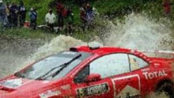 <b>FUERA DE LA CARRERA</b>. Gronholm no puede continuar en el Rally por problemas en su Peugeot 307.