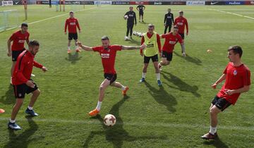 Griezmann, Saúl y Torres dentro del rondo.