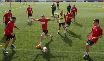 Griezmann, Saúl y Torres dentro del rondo. 