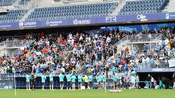 Los jugadores del Málaga se acercan a la afición.