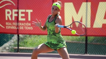 Una tenista golpea una bola durante un torneo ITF organizado por la RFET.