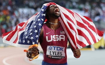 El medallista de oro Noah Lyles del equipo de Estados Unidos reacciona después de ganar la final masculina de 100 m durante el segundo día del Campeonato Mundial de Atletismo Budapest 2023.