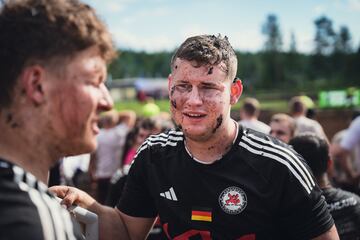 Cualquier superficie es buena para jugar un partido de fútbol. Incluso un campo embarrado como el que aparece en la imagen. Corresponde a la Copa Mundial de fútbol de pantano, que ha tenido lugar en Hyrynsalmi, Finlandia. Los equipos los forman cinco jugadores de campo y un portero que se enfrentan durante dos tiempos de diez minutos cada uno.