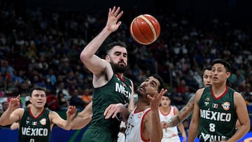 Israel Gutiérrez, Paco Cruz y Moisés Andriassi, jugadores de la Selección Mexicana de Basquetbol contra Egipto en el Mundial FIBA.