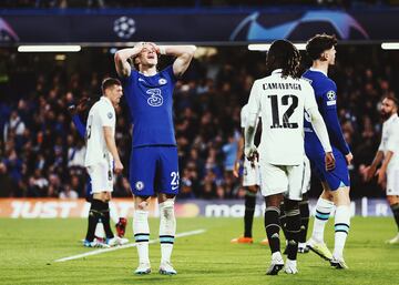 El jugador del Chelsea nacido en Epsom, Conor Gallagher, se lamenta ante Camavinga tras fallar una ocasión de gol.