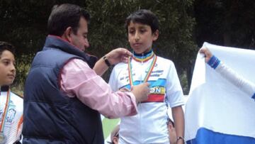 Egan Bernal en el podio siendo un ni&ntilde;o