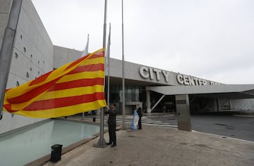 Una bandera de Cataluña ondea en el exterior del lugar del enlace entre Leo Messi y Antonella Roccuzzo.