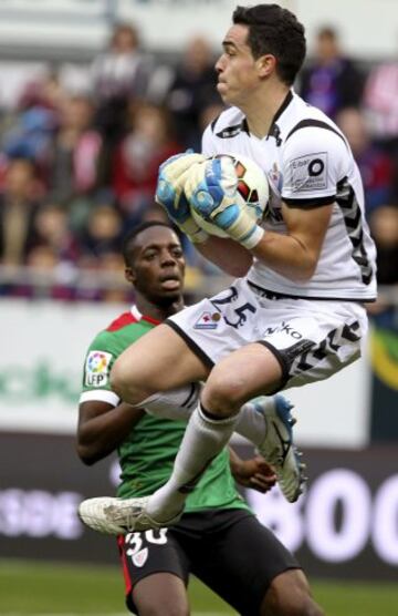 El portero del Eibar Jaime Jiménez detiene el balón ante el delantero del Athletic Club Iñaki Williamsdurante el partido de la vigésima quinta jornada de Liga de Primera División.