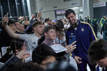 Courtois con los aficionados del Real Madrid.