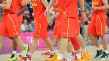 Dejected Spain players leave the court after losing to Russia in their London 2012 Olympic Games men's preliminary round group B basketball match in London on August 4, 2012. Russia won the match 77-74. AFP PHOTO / MARK RALSTON