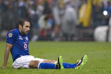 Cruz Azul podía perder su mala racha de no ganar ningún campeonato, pero un autogol de último minuto permitió que el América empatara el duelo