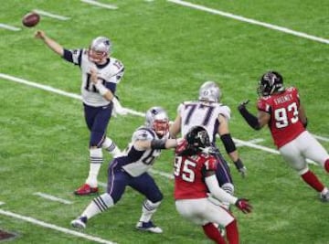 Tom Brady tenía que empezar a carburar y encontrar soluciones aéreas ya que su carrera no era capaz de avanzar. Esto suponía correr riesgos...