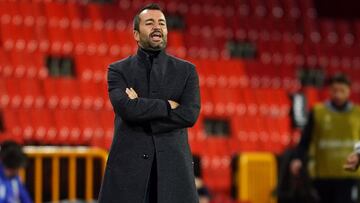 El entrenador del Granada Diego Martínez da órdenes durante el partido de fase de grupos de la Europa League entre el Granada y el PAOK de Salónica.