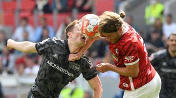 El d赤a 7 de mayo se disput車 el partido entre el Friburgo y el Uni車n Berl赤n, correspondiente a la 33? jornada de la Bundesliga, en el que los berlineses se impusieron por un abultado 1-4. El delantero local Lucas Hoeler (derecha), autor del 迆nico gol de su equipo, compite por un bal車n a谷reo con el defensor del Union Paul Jaeckel durante el encuentro.