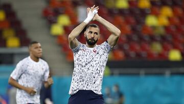 Benzema, en el calentamiento del Francia-Suiza de octavos de la Eurocopa.