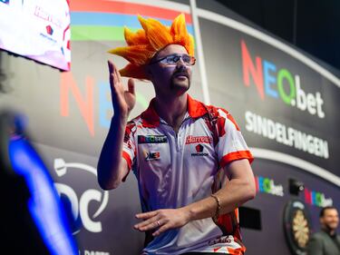 Damon Heta celebra con un baile su triunfo en el europeo de dardos que se diputó en Sindelfingen, Alemania, en abril de 2024.