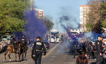 Así recibió el madridismo el autobús del equipo en el Bernabéu