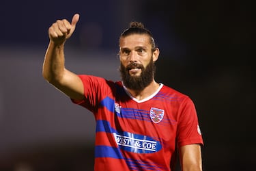  El delantero de Gateshead, una ciudad del condado de Tyne y Wear, sigue marcando goles. Esta vez bajo el escudo del Dagenham & Redbridge Football Club, equipo juega en la Conference South, el sexto nivel del sistema de la liga de fútbol Inglés.