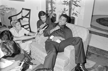 Durante una entrevista previa al combate Ali levantó el puño y dijo: "Tengo el poder de Dios, no puedo ser vencido".