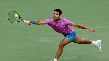 INDIAN WELLS, CALIFORNIA - MARCH 17: Carlos Alcaraz of Spain returns a shot to Daniil Medvedev of Russia during the Men's Final of the BNP Paribas Open at Indian Wells Tennis Garden on March 17, 2024 in Indian Wells, California.   Matthew Stockman/Getty Images/AFP (Photo by MATTHEW STOCKMAN / GETTY IMAGES NORTH AMERICA / Getty Images via AFP)