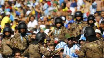 La Policía brasileña extrema la seguridad ante el partido que Argentina juega ante Suiza, en San Paulo.
