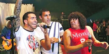 Carlos Tévez es un fanático de la cumbia villera y el cuarteto, un estilo alegre oriundo de Córdoba. Asiste frecuentemente a recitales (en la foto, con La Mona Jiménez). Además, en Youtube hay varias de sus participaciones como cantante.