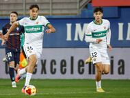 EIBAR (GIPUZKOA), 16/12/2025.- El delantero del Elche Ali Houary (2d) controla el balón durante el partido de dieciseisavos de final de la Copa del Rey de fútbol entre Eibar y Elche, este martes en el estadio de Ipurua. EFE/ Juan Herrero