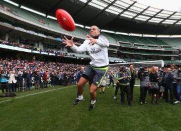 Pepe se divierte con el balón de fútbol australiano.