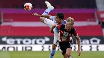 Eric Garcia, en pugna con James Ward-Prowse en un Southampton-City.