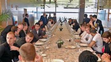 Los jugadores y Calderón, en la comida