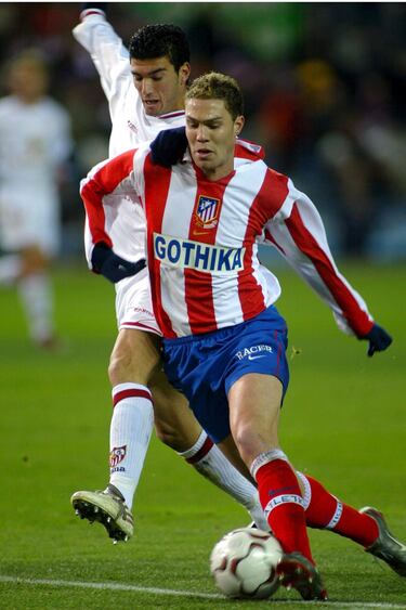 El canterano blaugrana fue descartado por Frank Rijkaard el verano de 2003. De esta forma llegó al Atlético. Su primera temporada como rojiblanco fue buena jugando 28 partidos y anotando 5 goles pero la segunda tuvo un protagonismo testimonial. 
