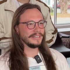 Un hombre vuelve a la peluquería tras 16 años sin cortarse el cabello: la transformación quita el hipo