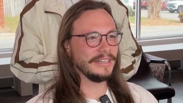 Un hombre vuelve a la peluquería tras 16 años sin cortarse el cabello: la transformación quita el hipo
