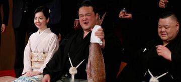 Kisenosato, sujetando un besugo rojo.