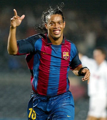 El futbolista brasile?o jug車 con el Barcelona durante cinco temporadas desde 2003 hasta 2008. Llev車 el '10' siempre que visti車 la camiseta blaugrana.