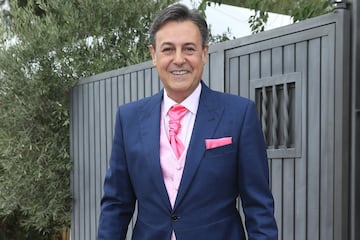 José Ribagorda llevaba un chaqué azul marino con chaleco, corbata y pañuelo en tonos rosas.