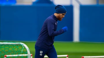 Gustavo Cuéllar durante un entrenamiento con Al Hilal.