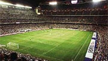 <B>INEXPUGNABLE</B>. El público del Bernabéu, que hoy estará lleno, no ve perder al Madrid desde noviembre de 2000.
